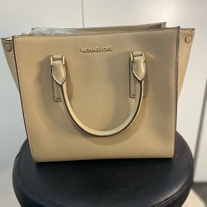 NWOT tan bag. PERFECT condition